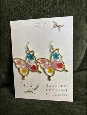 Zad Earrings Women's NWT Butterfly Bouquet Dried Flower Resin Gold Earrings